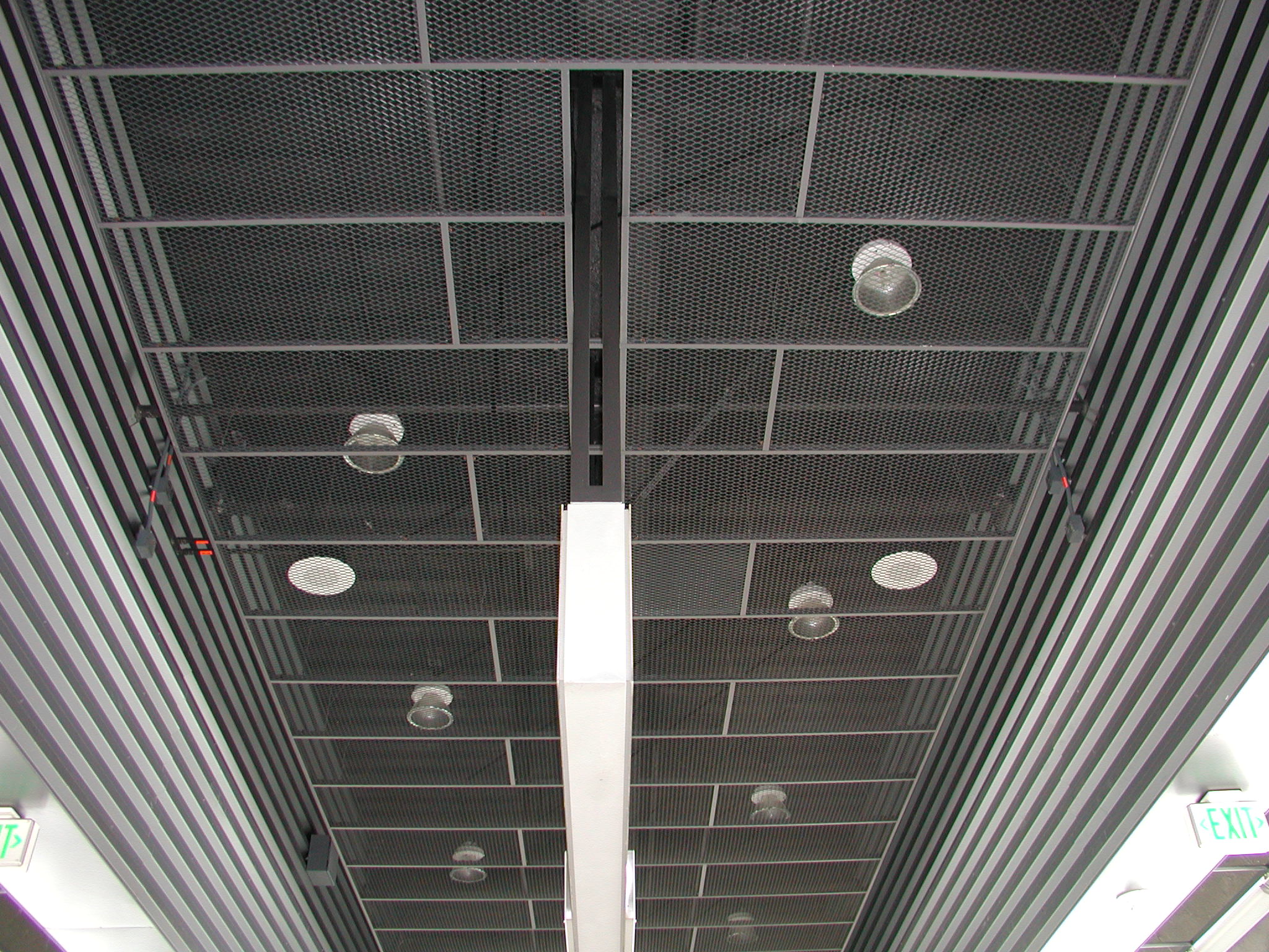 Cellular Diamond Mesh Panels with Exposed Suspension System